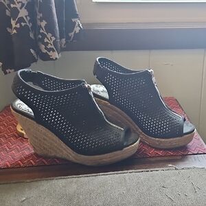 Brash Black Wedge Shoes with Stylish Design